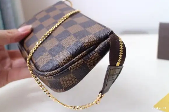 First bag ru VUITTON LOUIS POCHETTE MINI ACCESSOIRES 0625